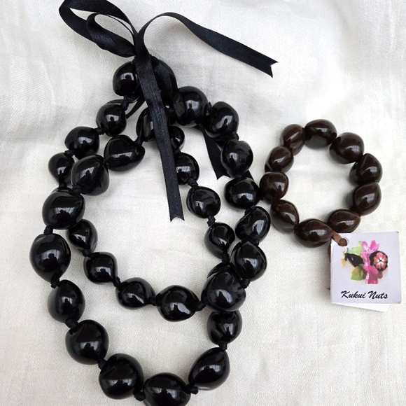 Hawaiian Necklace and Bracelet Made of Kukui Nuts - Picture 5 of 5